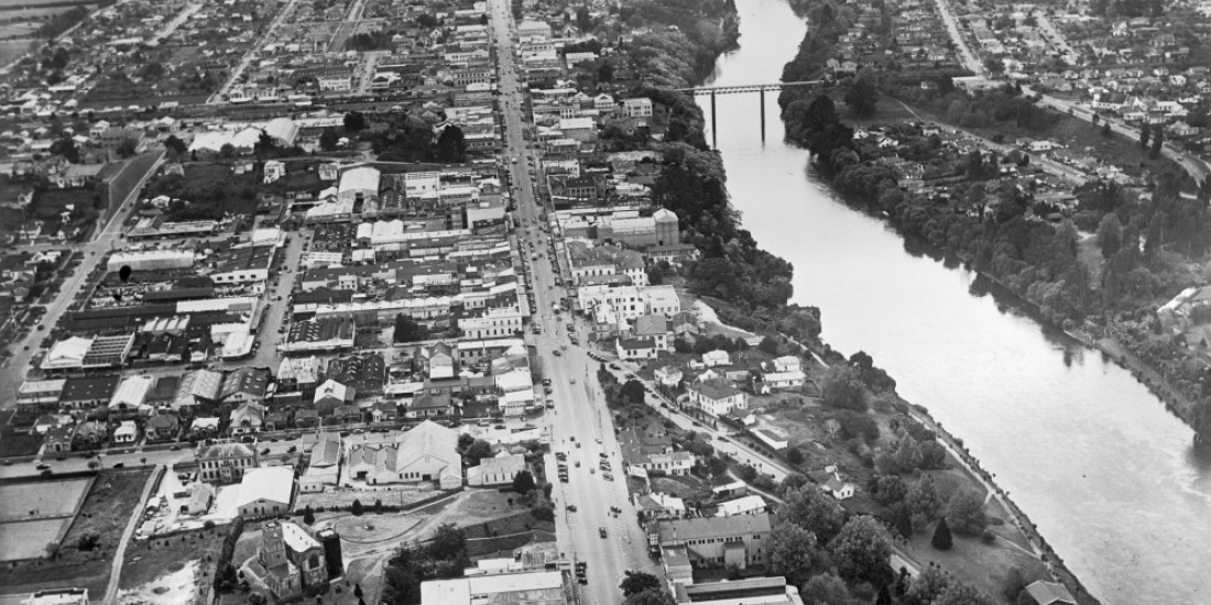 Aerial view of Hamilton CBD 1982